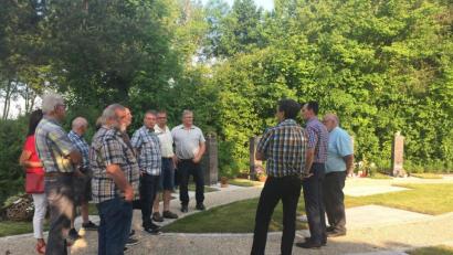 Bild: aks
Vor Ort beraten Bürgermeister Hans-Jürgen Strehl (Zweiter von rechts) und der Edelsfelder Gemeinderat über die Zukunft der Urnenstelen.