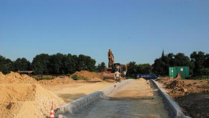 Bild: sche
Versorgungsleitungen und Kanal sind im Baugebiet Aschach-Ost verlegt, und auch die Straßenführungen sind bereits erkennbar.