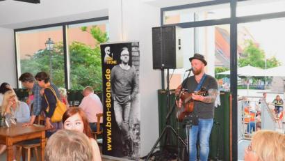 Bild: fjo
Gleich zweifach ist Solist Ben Stone im "Friedrich" zu bestaunen. Die lebende und singende Version gefällt um einiges besser.