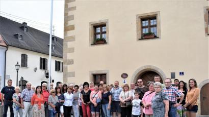 Bild: rgr
Rund 40 Interessierte begeben sich bei einer Stadtführung durch Grafenwöhr auf historische Spurensuche.