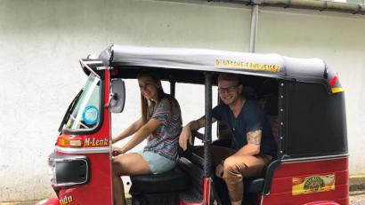 Bild: exb
Ein großes Erlebnis auf vier kleinen Rädern. Sri Lanka ist in vielen Hinsichten einen Besuch wert, ist sich unsere Autorin Sara Schumann (links) sicher.