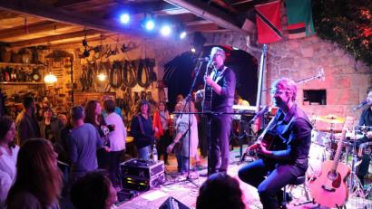 Bild: ilt
Die Band "Huebnotix" heizt den Besuchern im Hinterhof des Nußsteinhauses bis spät in die Nacht ein.