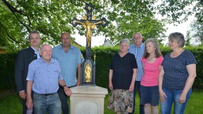 Bild: dob
Waltraud Kick (rechts) erbte das Kreuz von ihrem Vater. Brigitte Kick (Zweite von rechts) hatte die zündende Idee, das Mahnmal in die Fronleichnamsprozession einzubinden und Elisabeth Ertl (Vierte von rechts) trug das Ansinnen ins Rathaus zu BÜrgermeister Andreas Wutzlhofer (links). Hans Oppelt und Außendienstleiter Karl Frey (Zweiter und Dritter von links) schlossen sich daraufhin mit Marterl-Experte Rudolf Großmann (Dritter von rechts) für die Erneuerung zusammen .