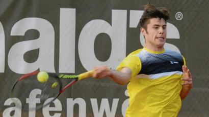 Bild: gb
Der topgesetzte Johannes Fleischmann vom TC Teublitz (Bild) wurde beim Artesia-Cup des TC am Postkeller Weiden seiner Favoritenrolle gerecht. Die Nummer 87 der DTB-Rangliste gewann das Finale gegen Frederic Schloßmann (TC Rot-Blau Regensburg) mit 6:1 und 6:4.