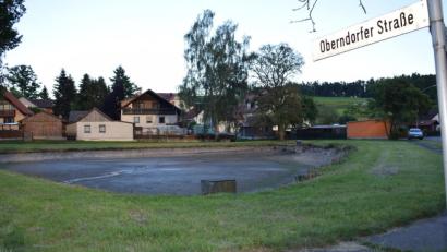 Bild: bnr
Der Bau der neuen Wasserleitung in Neunaigen beginnt beim Dorfweiher. Vorsorglich ist dieser Teich trockengelegt worden.