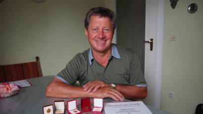 Bild: bl
Für Robert Kraus aus Pfreimd gehörte das Blutspenden jahrzehntelang zur Routine, Abzeichen und Urkunden waren Nebensache. Doch jetzt hat er die Altersgrenze erreicht und bedauert, dass er die 150 Mal 0,5 Liter nicht ganz geschafft hat.