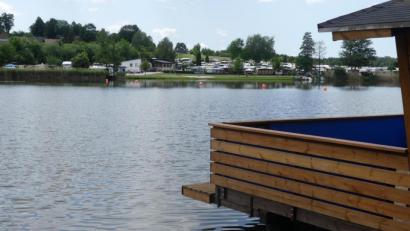 Bild: rn
Die Camper dürfen nach Aufhebung des Badeverbots nun wieder im Rußweiher baden.