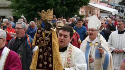 Bild: fpoz
Insgesamt 8000 Pilger zogen am Pfingstsamstag an der Gnadenkapelle vorbei zum Gottesdienst in die Basilika. Bischof Dr. Rudolf Voderholzer (Bild) segnete die Gläubigen.