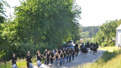 Bild: es
Der Förderverein St. Jodok-Ritt veranstaltete mit Pferden und Fanfaren ein Gelassenheitstraining.