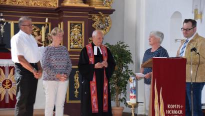 Bild: wku
Georg und Käthe Pirner werden von Pfarrer Konrad Schornbaum, Kirchenvorsteher Anita Dehling und Thomas Pirner verabschiedet (von links).