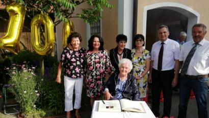 Bild: Portner
Maria Lobinger (100) im Kreise ihrer vier Töchter Marianne (von links), Hildegard, Agnes und Renate. Bürgermeister Norbert Eckl und Gemeinderat Josef Baumer (rechts) überraschten die Jubilarin mit einem Eintrag in das Goldene Buch der Gemeinde Teunz.