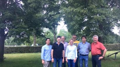 Bild: exb
Der neue Vorstand der Raumausstatter-Innung: Von links Reiner Weiß, Gerhard Melchner, Josef Bauer, Ingrid Zeibig, Thomas Pröls, Eugen Rustler und Helmut Pilhofer, es fehlt Georg Paulus.