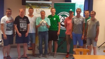 Bild: jr
Das Organisationsteam mit Turnierleiter Sascha Haberkorn (Dritter von links) und SV-Vorsitzendem Roland Eckert (Vierter von links) ist voller Vorfreude auf das Alte-Herren-Legendenturnier, das am 6. Juli auf dem Gelände des SV Mitterteich über die Bühne gehen wird.