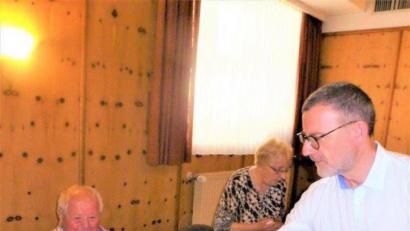 Bild: exb
Stadtpfarrer Thomas Vogl reichte bei der Agape-Feier der KAB Senioren das Brot.
