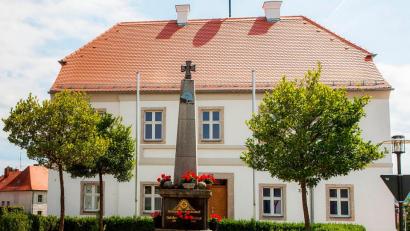 Bild: StMELF/exb
Mähringer Schul- und Rathaus; Nordansicht vom Marktplatz.