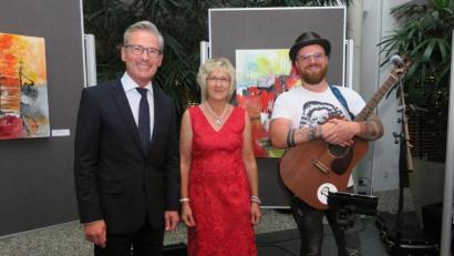 Bild: Hirsch
Vorstandsvorsitzender Werner Heß (links) begrüßte Künstlerin Irene Ehemann (Mitte) und Musiker Ben Stone (rechts) zur Ausstellungseröffnung in der Sparkasse.