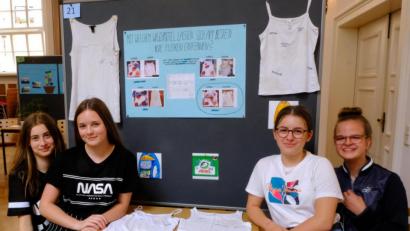 Bild: Peter Ringeisen/exb
Die Schülerinnen präsentieren die Ergebnisse ihrer Forschung, zum Beispiel zum Thema Waschmittel.