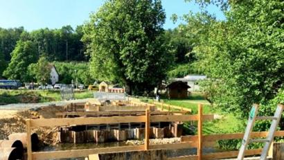 Bild: jp
Die Brückenfundamente für die Auflager der neuen Lauterachbrücke der Pfistermühlverbindung werden derzeit erstellt.
