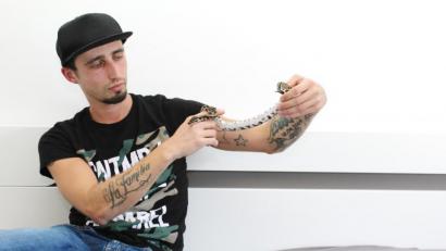 Bild: Evi Wagner
Was vielen einen Schauer über den Rücken jagt ist für Dominik Sauer Alltag. In der Wohnung des Weideners leben vier Schlangen. Und die eine oder andere schlängelt sich schon einmal neben ihm auf dem Sofa.