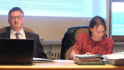 Bild: ohr
Landschaftsarchitekt Hans-Jürgen Tiefel von Renner + Hartmann Consult (links), Bürgermeister Hans Prechtl, VG-Geschäftsstellenleiterin Katrin Schwarz und der Geschäftsführer des Architektenbüros, Erwin Schall (rechts), bewerteten die Einwendungen und Anregungen der beteiligten Träger öffentlicher Belange. Der Gemeinderat fasste die entsprechenden Beschlüsse.