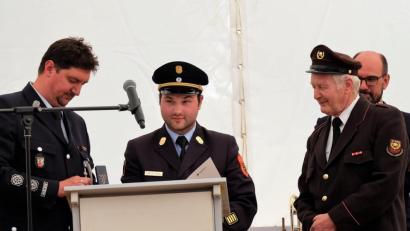 Bild: wlr
Kommandant Michael Roith und Kreisbrandrat Marco Saller von der Etzenrichter Feuerwehr übergeben die Urkunde und die Medaille des Deutschen Feuerwehrverbands an Ehrenkommandant Otto Waibl aus Algund.