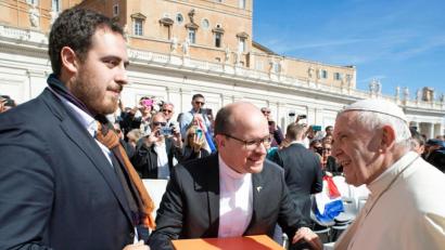 Bild: Vatican News/dpa
Der Vorsitzende des Bundes der Deutschen Katholischen Jugend BDKJ, der Weidener Thomas Andonie (links), und Bundespräses des BDKJ, Pfarrer Dirk Bingener (Mitte), übergeben in Rom tausende Postkarten von Kindern, Jugendlichen und jungen Erwachsenen der Aktion "Post an den Papst" an Papst Franziskus bei einer Generalaudienz im Vorfeld der Jugendsynode.