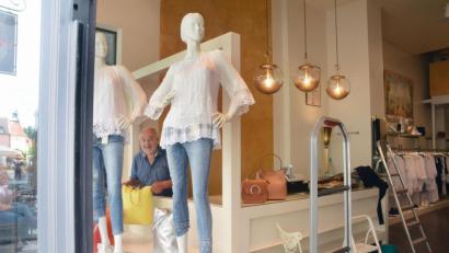 Bild: Gabi Schönberger
Dekorateur Georg Otte rückt alles ins rechte Licht.