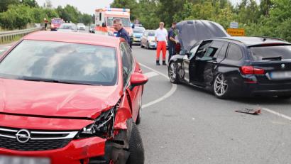 Bild: jma
Die beiden Fahrzeuge sind nach dem Unfall auf der B299 an der Ausfahrt nach Pressathstark beschädigt.