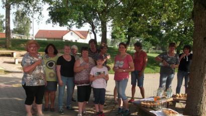 Bild: trj
Die Teilnehmer des Kräuterspaziergangs erfrischen sich bei Giersch- oder Holunderlimonade.