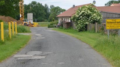 Bild: dob
Die Fahrenbergstraße bekommt eine neue Asphaltdecke. Dazu sind in nächster Zeit Vollsperrungen nötig.