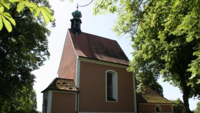 Bild: bjo
Inmitten einer stillen Landschaft auf dem Gebiet des Truppenübungsplatzes Hohenfels steht auf dem Kreuzberg die Dreifaltigkeitskirche