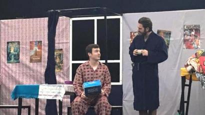 Bild: lg
Probleme mit dem alleinerziehenden Vater wurden in der englischsprachigen Komödie thematisiert.