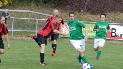 Bild: gb
Das Duell zwischen den Nachbarn SG Griesbach/Großkonreuth (grüne Trikots) und SC Mähring wird es auch in der kommenden Saison in der Kreisklasse Stiftland geben.