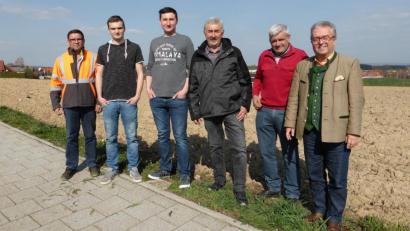 Bild: wro
Randstreifen sollen bunt und aus einigen Gemeindeflächen farbige Wiesen werden, versprachen Bauhofleiter Michael Klarner und die Landwirte Michael Meierhöfer, Andreas Thoma jun., Andreas Thoma sen. und Johann Meierhöfer (im Bild von links). An der Aktion beteiligt sich auch die Marktgemeinde, die dafür 1,5 Hektar zur Verfügung gestellt hat, so Bürgermeister Toni Dutz (rechts).