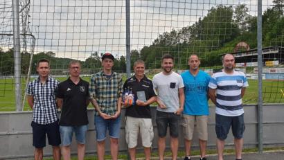 Bild: msh
Christopher Gradl, Erwin Danzer und Dominic Reiter (Dritter bis Fünfter von links) werden vom SC Eschenbach geehrt. Ihnen gratulierten Trainer Marc Hemminger, geschäftsführender Vorsitzender Thomas Mikolei (Erster und Zweiter von links) sowie Trainer Peter Renner und Vorstandsmitglied Tobias Lehl (Erster und Zweiter von rechts).
