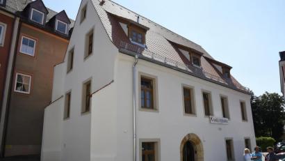 Bild: Petra Hartl
Vom Schandfleck zum Schmuckstück: Das renovierte Haus mit drei Wohnungen am Paradeplatz.