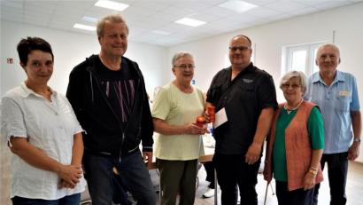 Bild: arw
Katja Lugat vom BRK, Dieter Neubauer, Margaretha Rieger, Wachleiter Tino Unbehaun, Käthe Brewitzer und Karl Schmidberger (von links) bei der Spendenübergabe im neuen Rot-Kreuz-Haus.
