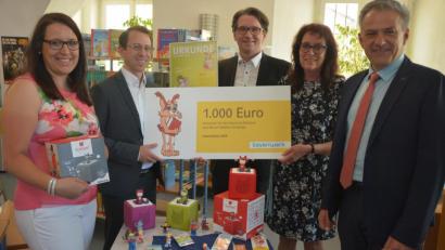 Bild: jr
Ein "Lesezeichen" des Bayernwerks im Wert von 1000 Euro gewann die Stadtbücherei Mitterteich. Dafür wurden jetzt vier Tonies-Boxen und über fünfzig Tonies-Figuren angeschafft, die ab sofort ausgeliehen werden können. Bei der Präsentation mit dabei waren (von links) Sandra Schug (Büchereiteam), Dr. Andre Zorger, Markus Windisch (beide Bayernwerk), Büchereileiterin Viola Rieß und Bürgermeister Roland Grillmeier.