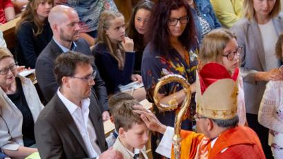 Bild: u
Mit den Worten „Empfange die Gabe Gottes, den Heiligen Geist“ zeichnet Bischof Bosco Puthur jedem Firmling mit Chrisam-Öl ein Kreuz auf die Stirn.