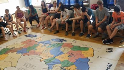 Bild: Isabella Geiger/exb
Geografische Orientierung anhand einer großflächigen Karte auf dem Boden eines Klassenzimmers.
