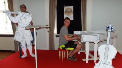 Bild: e
Barockes Konzert zum Mitspielen: An der Querflöte präsentiert sich hier Museumsleiter Michael Ritz, am Flügel sitzt Ivo Opl, Konstrukteur aus Pilsen.