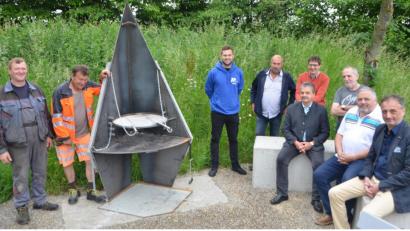 Bild: dob
Auf dem Skaterplatz ließ die Stadt nun auf Wunsch der Jugendlichen vom Bauhof einen Grillplatz errichten. Sollte es nicht klappen, wird der Grill einfach wieder abgebaut, waren sich die Stadtvertreter einig. Amtsleiter Alfons Sier (Dritter von rechts) arbeitete eine entsprechende Nutzungsordnung aus, an die sich die Mieter zu halten haben.