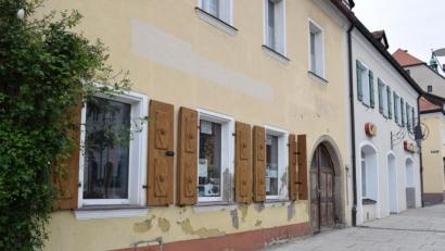 Bild: szl
Im Erdgeschoss des Weinmann-Anwesens am Maximilianplatz 33 ist eine Erweiterung des Brunner-Cafés geplant. Oben sollen Büroräume entstehen.