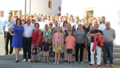 Bild: ral
Wolfgang Unger (vorne, Zweiter von links), seine Frau Angelika (rechts daneben) und Tochter Svenja (links) freuten sich: Zur Jubiläumsfeier in und vor das Jugendwerk kamen Mitarbeiter, Freunde und Verwandte. Der Einladung waren auch der Vertriebsdirektor der Versicherungskammer, Klaus Schneider aus München, Gebietsdirektorin Silke Wenzel aus Nürnberg, Mounir Saana, Leiter der Schadendirektion aus Regensburg, der Direktionsbeauftragte Personen, Gerald Zintl, sowie zahlreiche weitere leitende Angestellte der Versicherung gefolgt.