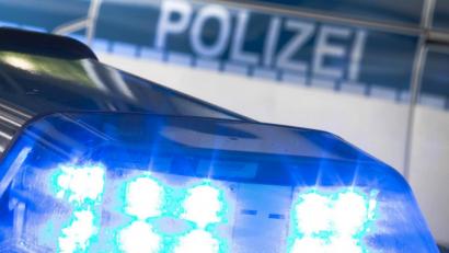 Bild: Friso Gentsch
Zwei unbekannte Täter sind seit Donnerstagmorgen auf der Flucht, nachdem sie einen Geldautomaten in Stadelhofen (Landkreis Bamberg) gesprengt hatten.