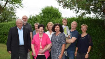 Bild: bnr
Ein großes Fest feierte Maria Schwandtner an ihrem 80. Geburtstag. Neben der Familie gratulierten (von links) Bürgermeister Johann Wilhelm und die Chorleister Johann Schiessl und Anita Bauer.