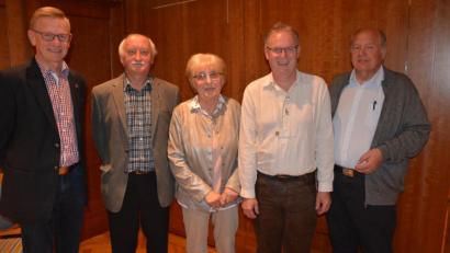 Bild: jr
Nur wenige der zu ehrenden Mitglieder waren gekommen. Von links Ferdinand Sperber, Gerald Hruby, Rosemarie Selch, Reinhard König (alle für 25 Jahre), sowie Zweiter Vorsitzender Karl Kunz.