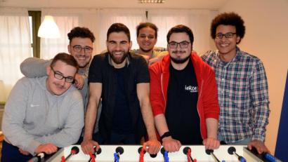 Bild: spw
Nürnberger "Helden": Maxim (links), Diaco (Dritter von links) und Leandro (Zweiter von rechts) sind zertifizierte Hereos. Das heißt, sie dürfen Workshops im Rahmen des Projekts halten. Sie sagen, dass sie dank "Heroes" vor allem viel über sich selbst gelernt haben.