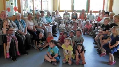 Bild: hl
Kerstin Dilling (sitzend in der Mitte der Kinder), Josef Birkner (links), Lotte Zehrer (Fünfter von links) und Karl Pinzer (Zweiter von rechts) sowie die anderen Senioren und Kindergartenkinder freuen sich über den Besuch.