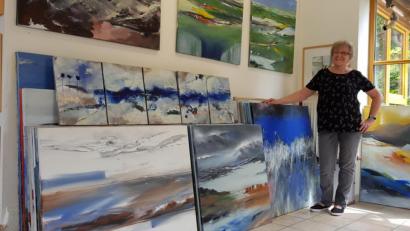 Bild: jak
Gerda Moser hört auf. Nicht mit dem Malen, sondern nach 19 Jahren mit ihrer Arbeit als Ausstellungsleiterin im Oberpfälzer Kunstverein. Für die Malerei hat die 67-jährige Schirmitzerin dann, so hofft sie, wieder mehr Zeit.